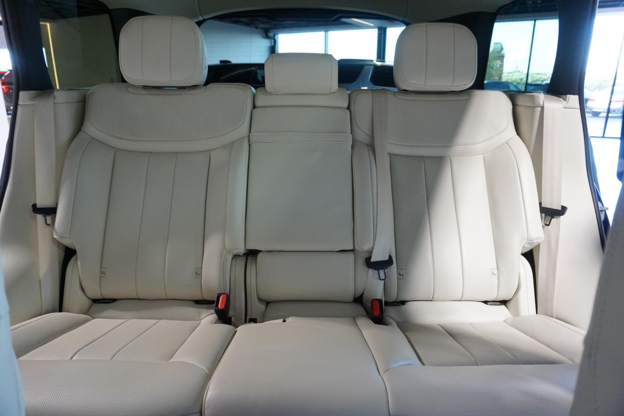 Land Rover Range Rover 3.0 D300 MHEV SE SUV 5dr Diesel Auto 4WD Euro 6 (s/s) (300 ps)